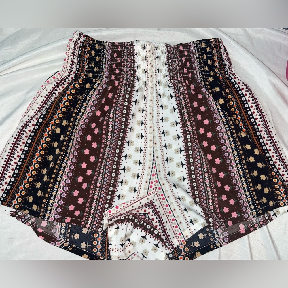 NWOT MULTI COLOR FLOWY SHORTS